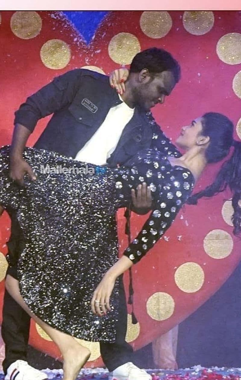 ఈవారం గెస్ట్గా నటి హేమ స్పెషల్ ఎంట్రీ ఇచ్చింది. పెళ్లి చూపులు నేపథ్యంలో వర్ష, ఇమ్మానుయేల్లు పంచ్లు బాగానే పేల్చేరు. ఆ తరువాత ఢీ కొరియోగ్రాఫర్ పండు రాకతో అసలు రచ్చ మొదలైంది.