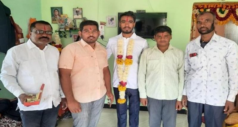 कांबले परिवार मानता है कि परिवर्तन के चमत्कार केवल शिक्षा के माध्यम से हो सकते हैं। बच्चों को कड़ी मेहनत के माध्यम से सिखाया जाता है।
