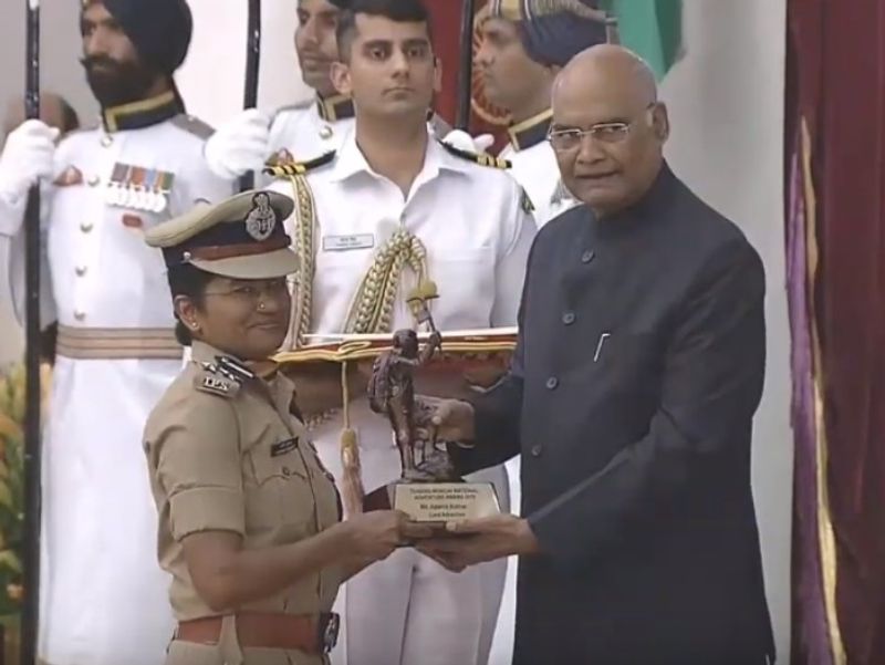 2019 में IPS अपर्णा को राष्ट्रपति रामनाथ कोविंद ने तेंजिंग नॉर्गे नेशनल एडवेंचर अवार्ड से सम्मानित किया।
