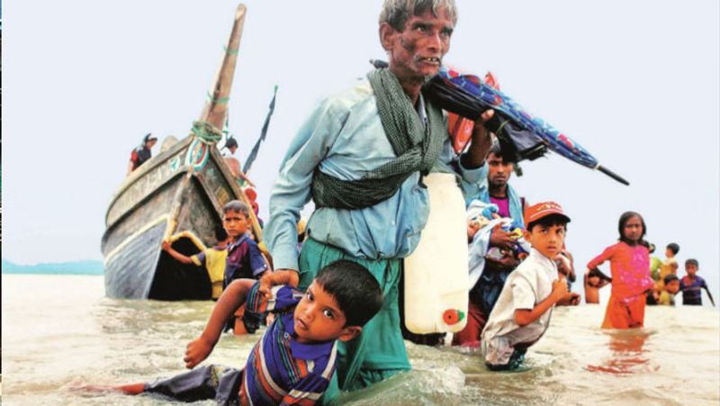 म्यांमार रोहिंग्या मुसलमानों को देश से खदेड़ने की वजह से दुनियाभर में चर्चित है। यहां की करीब 10 लाख मुस्लिम आबादी को जनगणना में जगह नहीं दी गई है। हिंसा के चलते रोहिंग्या भागकर बांग्लादेश में आ रहे हैं।
(फोटो साभार-रायटर्स)
