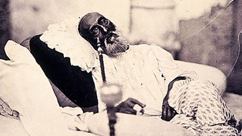 भारत और म्यांमार के संबंध बहुत पुराने हैं। 1937 तक बर्मा भी भारत का ही हिस्सा था। यह वही बर्मा है, जहां भारतीय स्वतंत्रता संग्राम की पहली संगठित लड़ाई के लीडर बहादुरशाह जफर को कैद करके रखा गया था। मौत के बाद वहीं उन्हें दफनाया गया था। बाल गंगाधर तिलक को भी बर्मा में ही अंग्रेजों ने कैद करके रखा था।