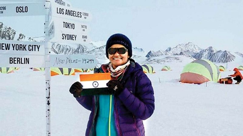 2019 में माइनस 40 डिग्री तापमान में दक्षिणी ध्रुव पर पहुंचीं
2017 में नेपाल में मौजूद दुनिया की आठवीं सबसे ऊंची चोटी माउंट मानसालु पर तिरंगा फहराया। अपर्णा दक्षिणी ध्रुव पर पहुंचने वाली पहली भारतीय ऑफिसर हैं। 2019 में वह माइनस 40 डिग्री तापमान में दक्षिणी ध्रुव तक पहुंच गई थीं। 2019 में ही उन्होंने अमेरिका की माउंट डेनाली की चढ़ाई करके 7 समिट्स पर चढ़ाई का रिकॉर्ड बना लिया था।