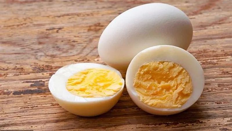 वेट लॉस के दौरान अगर आप लगातार 7-8 सप्ताह तक ब्रेकफास्ट में अंडे खाते हैं, तो इससे आपका वजन 65% तक कम होता है।
