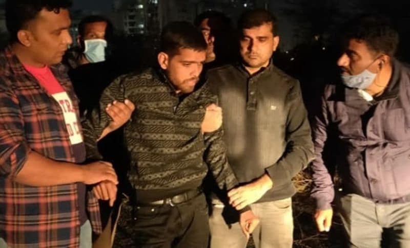 बता दें कि घटना का मुख्य मास्टरमाइंड रोहित बाइक चोरी का भी काम करता था। वह नरेंद्र नाथ के पास चोरी की मोटरसाइकिल गिरवी रखकर उनसे पैसे ले जाया करता था। वह अपने रिश्तेदार और दोस्तों को भी मृतक से पैसे ब्याज पर दिलवाता था। यहीं से ही रोहित और नरेंद्र नाथ की जान पहचान शुरू हुई थी। (आरोपी देव शर्मा)