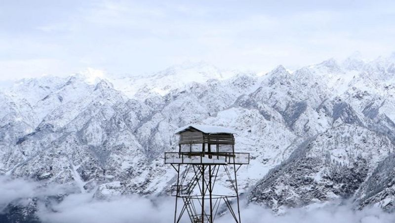 वैज्ञानिकों का कहना है कि 2035 तक हिमालय के ग्लेशियर्स के पिघलने से खतरे ज्यादा बढ़ सकते हैं। रविवार को उत्तराखंड के चमोली जिले में जोशीमठ के पास जिस तरह से ग्लेशियर टूटे और उसका भयानक परिणाम सामने आया, ऐसी आपदाएं काफी बढ़ सकती हैं। ऐसे क्षेत्रों में पॉवर प्रोजेक्ट चलाना और दूसरी गतिविधियां कितनी खतरनाक साबित हो सकती हैं, इसका अभी संकेत मिला है। अगर इससे सीख नहीं ली जाती तो आने वाले समय में यह खतरा बढ़ता ही जाएगा।