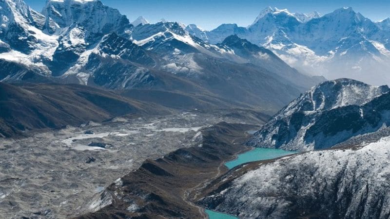 बता दें कि जून 2013 में उत्तराखंड के केदारनाथ इलाके में बादल टूटने की वजह से जो भयानक बाढ़ आई थी और जान-माल की भारी क्षति हुई थी, उसके पीछे भी ग्लेशियर के पिघलने की बात कही गई थी। तब जो आपदा आई थी, उसे नियंत्रित करने के लिए सेना और पैरा मिलिट्री फोर्स को लगाना पड़ा था, लेकिन ऐसी आपदाओं से हुए नुकसान की भरपाई नहीं की जा सकती। 2013 में केदारनाथ में ग्लेशियर टूटने से जब आपदा आई थी, तब गर्मी का समय था। गर्मियों में ग्लेशियर प्रकृतिक तौर पर पिघतते हैं, लेकिन अभी हुई नंदा देवी और चमोली में आई आपदा से जाहिर है कि ग्लोबल वॉर्मिंग के असर से ठंड के बहुत बढ़ने पर भी ग्लेशियर टूट जाते हैं, जब तापमान का स्तर शून्य से भी नीचे होता है।