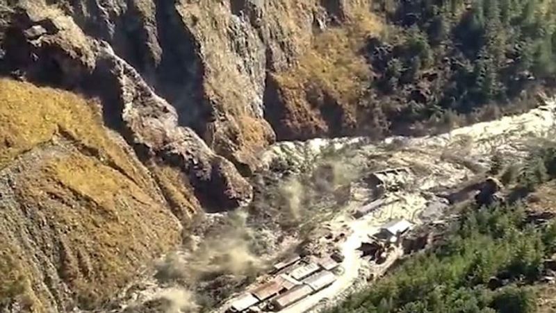 जलवायु परिवर्तन पर काम करने वाले पर्यावरणविदों का मानना है कि असली खतरा ग्लोबल वॉर्मिंग है। वाडिया इंस्टीट्यूट ऑफ हिमालयन जियोलॉजी (Wadia Institute of Himalayan Geology) के सीनियर साइंटिस्ट मनीष मेहता का कहना है कि विंटर सीजन में ग्लेशियर्स फ्रोजन कंडीशन में होते हैं। ऐसे में, जिस तरह की बाढ़ चमोली में आई है, उसके पीछे लैंडस्लाइड भी एक वजह हो सकती है। हालांकि, 2020 में उन्होंने जो स्टडी की है, उसके मुताबिक हिमालय के ग्लेशियर पहले की तुलना में दोगुनी तेज गति से पिघल रहे हैं। इसलिए इस तरह की आपदा कभी भी आ सकती है। साइंटिस्ट मनीष मेहता की टीम ने ऋषिगंगा के अपर कैचमेंट एरिया, उत्तरी नंदा देवी ग्लेशियर, त्रिशूल, दक्षिणी नंदा देवी और कई क्षेत्रों में ग्लेशियर्स के पिघलने के पैटर्न की स्टडी की है। उनका कहना है कि कुछ ही वर्षों में उनके आकार में 10 फीसदी तक की कमी आई है। इसका मतलब है कि उनकी मेल्टिंग की प्रॉसेस तेज गति से जारी है।