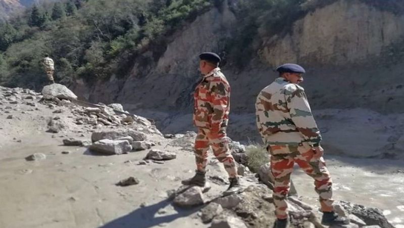 ग्लेशियर्स को लेकर जो इंटरनेशनल संस्थान रिसर्च स्टडी कर रहे हैं, उनसे भी यही पता चलता है कि हिमालय क्षेत्र के ग्लेशियर्स बहुत तेजी से पिघल रहे हैं। जरूरी नहीं कि गर्मियों में इनके पिघलने से ही खतरा पैदा हो सकता है। सर्दियों के मौसम में भी ये पिघल कर टूट सकते हैं, क्योंकि आंतरिक तौर पर इनमें मेल्टिंग प्रॉसेस जारी रहती है। स्पाई सैटेलाइट से भी जो तस्वीरें ली गई हैं, उनसे यह जाहिर है कि पिछले कुछ वर्षों में ग्लेशियर तेजी से पिघले हैं और वे कम होते जा रहे हैं। नेशनल जियोग्राफिक की एक रिपोर्ट में कहा गया है कि पिछले 40 साल के दौरान हिमालय के ग्लेशियर्स का एक-चौथाई हिस्सा पिघल चुका है।