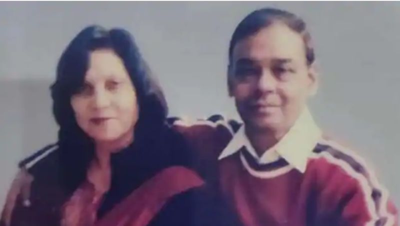 दरअसल, 4 फरवरी की देर रात बुजुर्ग दंपति नरेंद्र नाथ और उनकी पत्नी सुमननाथ की हत्या गला घोंटकर हत्या कर दी गई थी। जिसके बाद घर में रखे गहने और नगदी लूटकर आरोपी फरार हो गए थे। बताया जाता है कि जिस रात को घटना को अंजाम दिया गया था उस वक्त घर में शराब पार्टी की गई थी। क्योंकि पुलिस जांच में मौके से शराब की बोतलें और अन्य सामान मिला था।