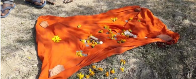 नाग देवता को भोले बाबा का अवतार बताकर लोग पूजा अर्चना कर रहे हैं। कोई सांप को छूकर प्रणाम कर रहा है तो कोई उनके फन के ऊपर दूध गिरा रहा है और कुशल मंगल की कामना कर रहा है। इलाके के आसपास मेले जैसा माहौल बना हुआ है।
