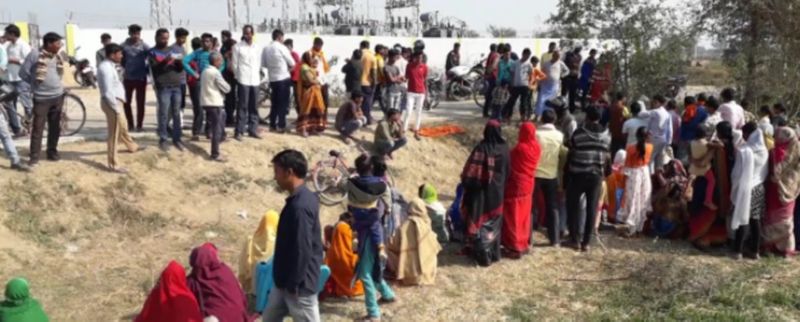 मीडिया रिपोर्ट्स के मुताबिक इस समय स्थिति यह है कि सांप को कोई अगरबत्ती दिखा रहा है तो पास में ही कुछ महिलाएं भजन कीर्तन कर रही हैं। बताते हैं कि लोग 50 से 60 किलोमीटर दूर से दर्शन करने के लिए जुट रहे हैं। 