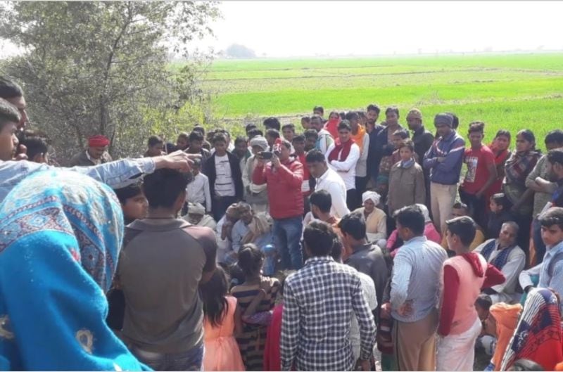 पिछले एक हफ्ते से प्रतिदिन सांप निकलते हैं, फिर 3 बजे वह वापस बिल में चले जाते हैं। नाग देवता ने अभी तक किसी को कोई क्षति नहीं पहुंचाई है। एक हफ्ते से प्रतिदिन यही नजारा देखने को मिल रहा है।