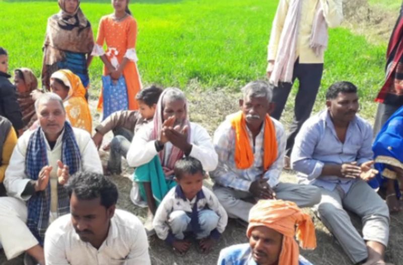 नाग देवता ने सड़क किनारे मिट्टी में एक बिल बनाया है। जहां से नाग देवता प्रतिदिन 12 बजे बिल से बाहर आते हैं। जहां लोग उनकी पूजा अर्चना करते हैं। कुछ लोग चढ़ावा भी चढ़ाते हैं। उनके ऊपर दूध भी चढ़ाया जाता है।