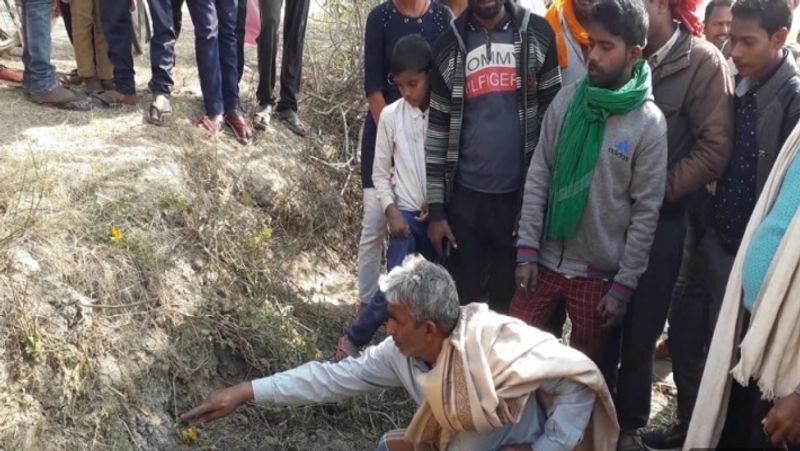 नुआन्व प्रखंड के सातोएवती गांव में पिछले एक हफ्ते से सातों एवती पावर ग्रिड के ठीक सामने सड़क किनारे मिट्टी में बने एक बिल से बहुत बड़ा एक सांप निकलता है।
