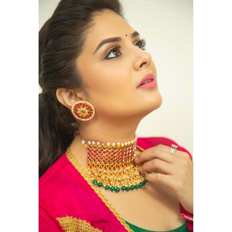 క్రేజీ అంకుల్స్ మూవీలో శ్రీముఖి రోల్ కొంచెం బోల్డ్ గా ఉండే సూచనలు కలవు.