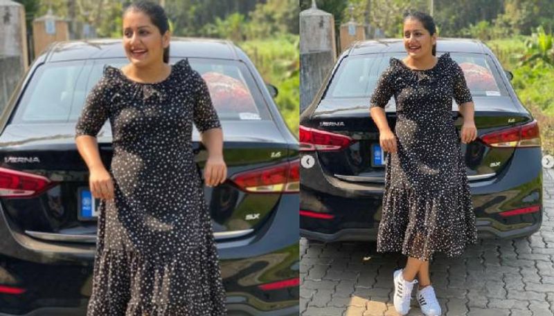 കറുപ്പില് വെള്ള പുള്ളികള് ഫ്രോക്കിനെ മനോഹരമാക്കുന്നു.