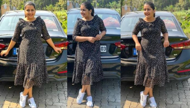 ഇതിനോടൊപ്പം വൈറ്റ് കളറിലുള്ള ഷൂസ് താരത്തിന്റെ ലുക്ക് കംപ്ലീറ്റാക്കുന്നു. പോണി ടെയില് ആണ് ഹെയര് സ്റ്റൈല്.