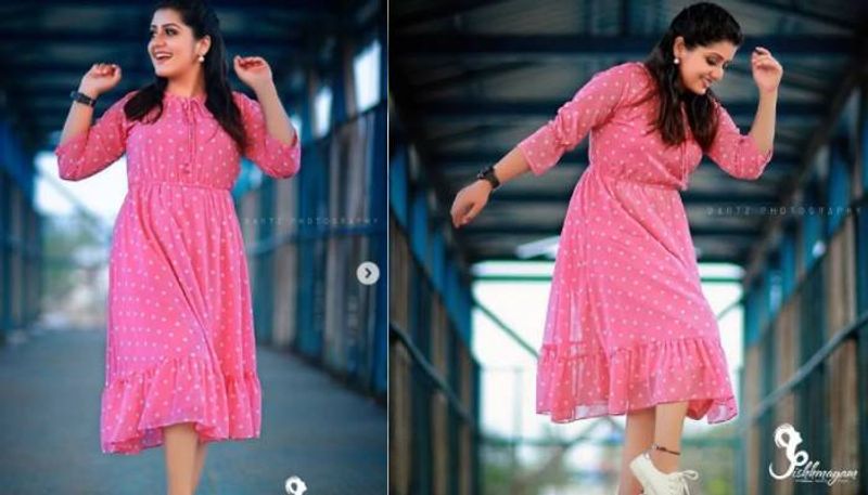 മുന്പും പൊല്ക്ക ഡോട് ഫ്രോക്കില് താരം തിളങ്ങിയിട്ടുണ്ട്.