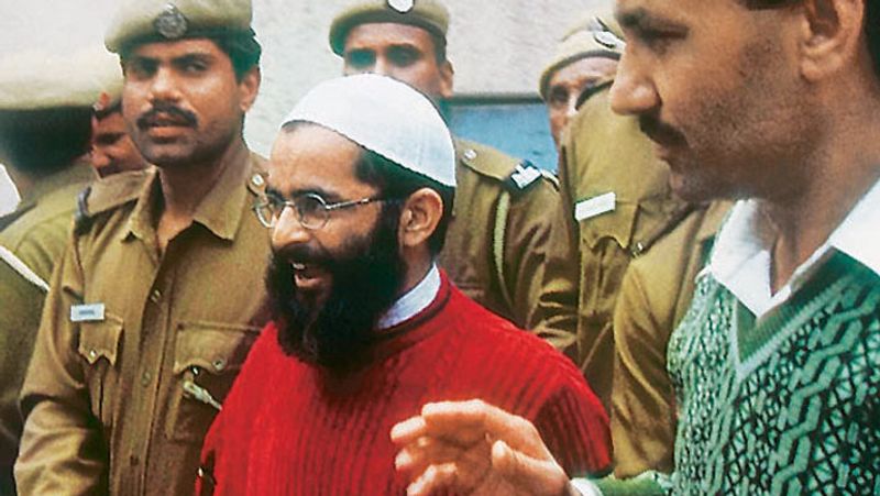 कहते हैं कि बचपन में अफजल गुरु काफी होनहार था। उसे सांस्कृतिक कार्यक्रमों में शामिल होने की बहुत रुचि थी। वो स्वतंत्रता दिवस पर होने वाली परेड को लीड करता था। अफजल ने 1986 में मैट्रिक करने के बाद जम्मू-कश्मीर के सोपोर स्थित मुस्लिम एजुकेशन ट्रस्ट में दाखिला लिया था। यहीं से वो बिगड़ गया। यहां उसकी मुलाकात भारत विरोधी गतिविधियों में सक्रिय नवेद हकीम से हुई। हालांकि अफजल ने पढ़ाई अपनी जारी रखी। 