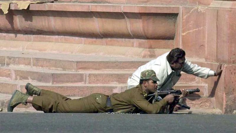 जांच में सामने आया था कि 1990 में अफजल का दोस्त नवेद आतंकी गुट में शामिल हो चुका था। नवेद के ब्रेन बॉश करने पर ही अफजल जम्मू-कश्मीर लिब्रेरशन फ्रंट में शामिल हुआ था। उसने पाकिस्तान के मुजफ्फराबाद में आतंकी ट्रेनिंग ली। फिर भारत आकर आतंकी गतिविधियों में शामिल हो गया।
