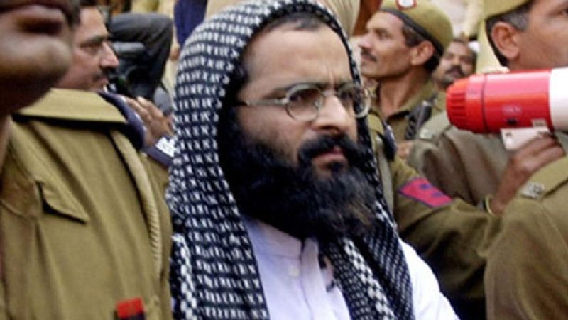 अफजल गुरु को जब फांसी पर चढ़ाया जा रहा था, तब उसने अपनी अंतिम इच्छा में कुरान की एक प्रति मांगी थी। जेल प्रशासन ने उसे पूरा किया था। बता दें कि आरोपी को फांसी देने से पहले उसकी अंतिम इच्छा पूछी जाती है। अगर वो संभव हुई, तो पूरा किया जाता है।
