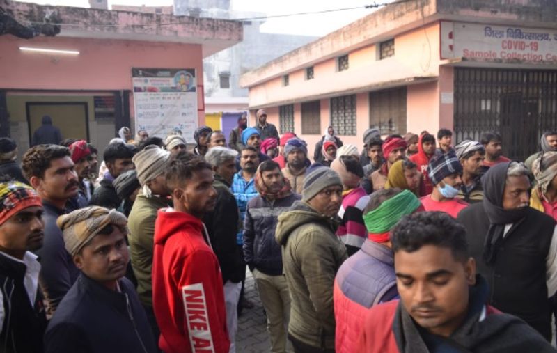 सरायख्वाजा थाना क्षेत्र के जलालपुर गांव निवासी धनदेई देवी (65) की सोमवार की शाम मौत हो गई थी। नाती धर्मेंद्र यादव के साथ गांव व रिश्तेदारी के 17 लोग पिकअप में सवार होकर शव का अंतिम संस्कार करने वाराणसी के मणिकर्णिका घाट पर गए थे। जहां से रात लगभग 4 बजे दाह संस्कार कर सभी पिकअप से घर लौट रहे थे।

