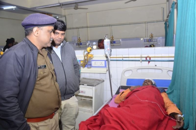 हादसे की जानकारी होने के बाद मौके पर पहुंची पुलिस घायलों को लेकर जिला अस्पताल आ रही थी कि इंद्रजीत यादव (48) निवासी हरबंशपुर की रास्ते में मौत हो गई। वहीं नाती धर्मेंद्र यादव की हालत गंभीर होने पर वाराणसी इलाज के लिए भेज दिया गया। अन्य घायलों का इलाज जिला अस्पताल में चल रहा है।