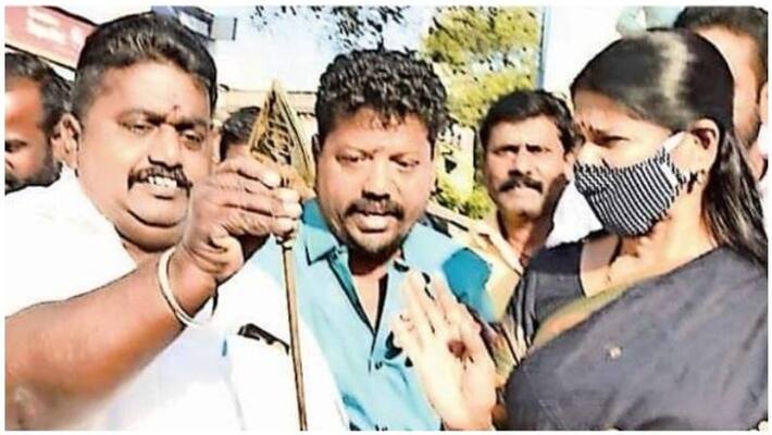 Kanimozhi who refused to buy with a smirk when Vail gave ... The peak of Hindu hatred ..? Kanimozhi who refused to buy with a smirk when Vail gave ... The peak of Hindu hatred ..?