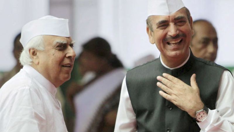 गुलाम नबी आजाद ने बिहार चुनाव के बाद कांग्रेस के खराब प्रदर्शन पर कहा था कि कांग्रेस जमीन से संपर्क खो चुकी है। यहां जब कोई पदाधिकारी बन जाता है, तो लेटरहेड और विजिटिंग कार्ड छपवाकर संतुष्ट हो जाता है। फाइव स्टार होटलों में बैठकर नहीं जीते जाते चुनाव।
(कपिल सिब्बल के साथ गुलाम नबी आजाद)