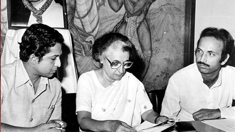 गुलाम नबी के बाद ऐसा पहली बार हो रहा है, जब जम्मू-कश्मीर से राज्यसभा में कोई प्रतिनिधित्व नहीं बचेगा। यानी गुलाम नबी के साथ ही यहां से 4 राज्यसभा सदस्य हैं। ये हैं पीडीपी के दो सांसद नजीर अहमद लावे का 10 फरवरी, मीर मोहम्मद फैयाज का15 फरवरी और भाजपा के शमशेर सिंह मन्हास का 10 फरवरी का कार्यकाल पूरा हो रहा है। चूंकि जम्मू-कश्मीर के केंद्र शासित प्रदेश बनने के बाद यहां अभी तक विधानसभा चुनाव नहीं हुए हैं। ऐसे में राज्यसभा की खाली सीटों पर चुनाव संभव नहीं है।
(इंदिरा गांधी के साथ गुलाम नबी आजाद)