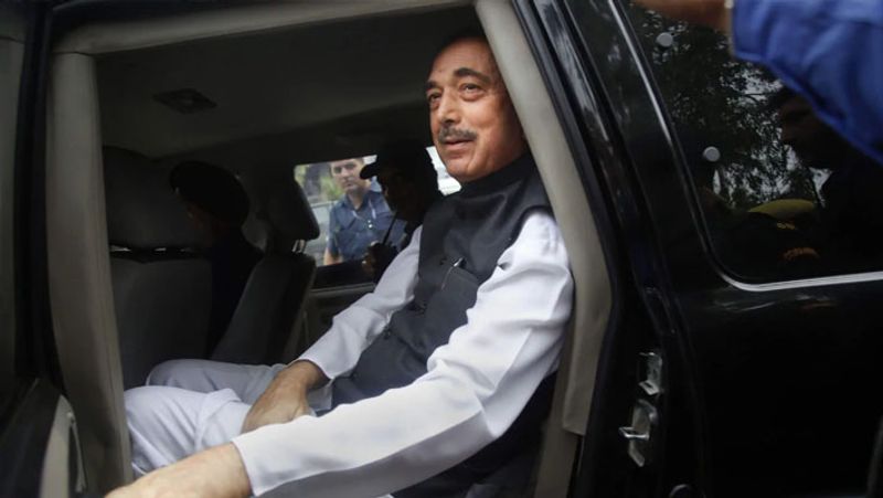 गुलाम नबी आजाद अपनी बोलने की शैली के कारण काफी लोकप्रिय हैं। 3 फरवरी को जब किसानों के मुद्दे पर गुलाब नबी को बोलने के लिए बुलाया गया, तो उन्होंने 114 साल पुराना किस्सा सुनाया था। आजाद ने कहा कि 1906 में अंग्रेजी हुकूमत ने किसानों के खिलाफ तीन कानून बनाए थे। इसके विरोध में 1907 में सरदार भगत सिंह के भाई अजीत सिंह के नेतृत्व में पंजाब आंदोलन हुआ। उस समय एक अखबार के संपादक बांके दयाल ने पगड़ी संभाल जट्टा, पगड़ी संभाल वे कविता लिखी थी। जो बाद में क्रांतिकारी गीत बन गया। उनका इशारा मोदी की तरफ था।