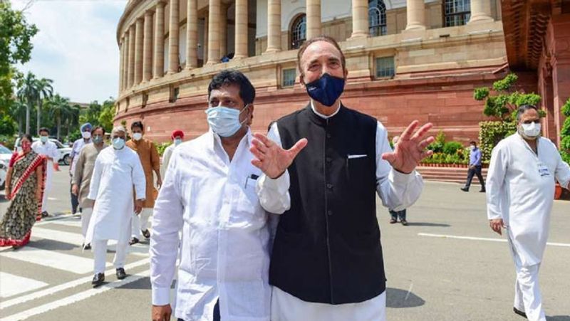 गुलाम नबी आजाद ने 1973 में भलस्वा में ब्लॉक कांग्रेस कमेटी के सचिव के रूप में अपना राजनीतिक करियर शुरू किया था। हालांकि बाद में उन्होंने यह पद छोड़ दिया और युवक कांग्रेस के अध्यक्ष बनाए गए। 1980 में आजाद ने महाराष्ट्र के वाशिम से लोकसभा का चुनाव जीता था। इन्हें पहली बार 1982 में कानून, न्याय और कंपनी मामलों का मंत्री बनाया गया था।
(संसद के बाहर गुलाम नबी आजाद)