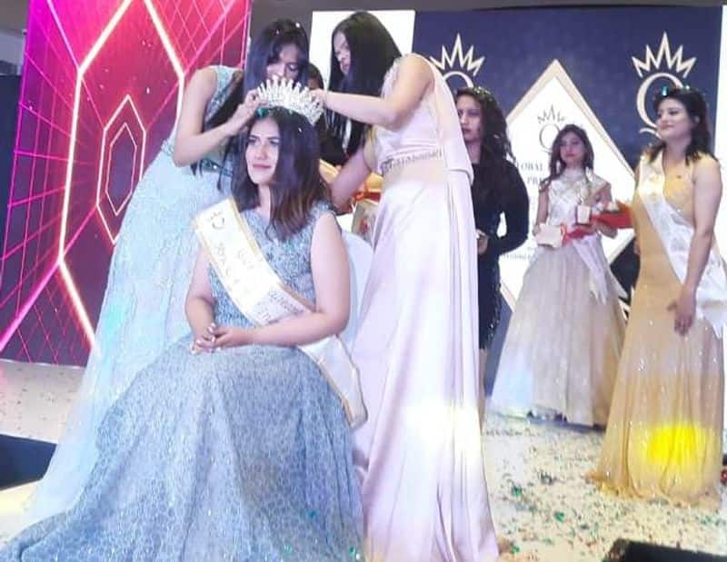 Aruna Patil Won Mrs Queen of India Award grg