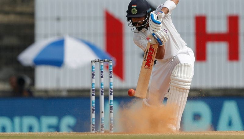 ఓ వైపు వికెట్లు పడుతున్నా, మరో ఎండ్లో ఒంటరి పోరాటం చేస్తూ వచ్చిన భారత సారథి విరాట్ కోహ్లీని, బెన్ స్టోక్స్ పెవిలియన్ చేర్చాడు. 179 పరుగుల వద్ద ఎనిమిదో వికెట్ కోల్పోయిన టీమిండియా, ఓటమి అంచున నిలిచింది. 104 బంతుల్లో 9 ఫోర్లతో 72 పరుగులు చేసిన విరాట్ కోహ్లీ, బెన్ స్టోక్స్ బౌలింగ్లో క్లీన్ బౌల్డ్ అయ్యాడు.
