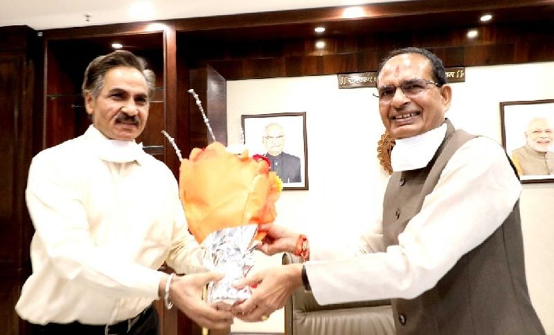  इकबाल सिंह सीएम शिवराज सिंह के सबसे भरोसेमंद अफसर और करीबी माने जाते हैं। तभी तो प्रदेश में सत्ता परिवर्तन के बाद और शिवराज सिंह चौहान मुख्यमंत्री की कमान संभालते ही कमल नाथ सरकार के मुख्य सचिव एम. गोपाल रेड्डी को हटाकर इकबाल सिंह बैंस को मुख्य सचिव बना दिया था।
बैंस कमल नाथ सरकार में पूरे वक्त हाशिए पर रहे और उन्हें कुछ दिनों पहले मंत्रालय से पूरी तरह हटाकर ग्वालियर राजस्व मंडल कार्यालय में अध्यक्ष बनाकर पदस्थ कर दिया था। 