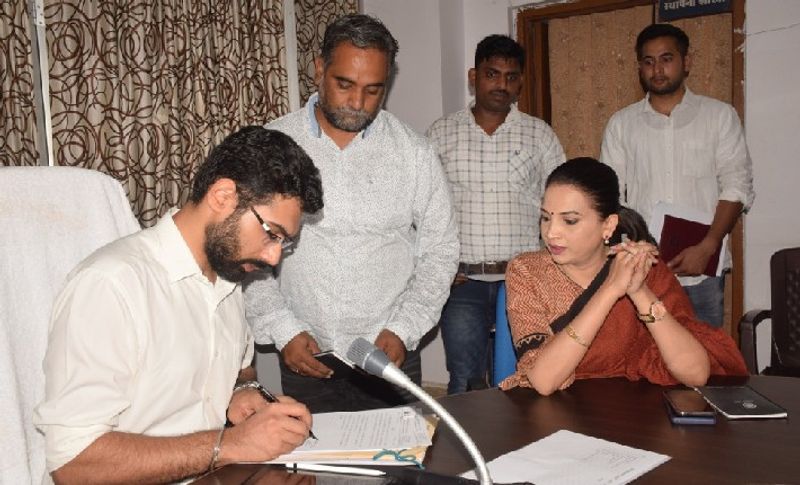 आईएएस अफसर अमनवीर सिंह आईआईटी रुड़की से तकनीकि शिक्षा प्राप्त की है। उनकी पहली पोस्टिंग डबरा एसडीएम के पद पर हुई थी। जिसके बाद उनकी पोस्टिंग जिला पंचायत रायसेन के मुख्य कार्यपालन अधिकारी के तौर पर हुई थी। वे ट्रेनिंग के बाद केंद्र सरकार के ही पंचायती राज मंत्रालय में भी सेवायें दे चुके हैं। सतना में नगर निगम आयुक्त के साथ -साथ वे सीईओ स्मार्ट सिटी का भी दायित्व संभाल चुके हैं। अमनवीर की बैतूल में यह चौथी पदस्थापना है।

