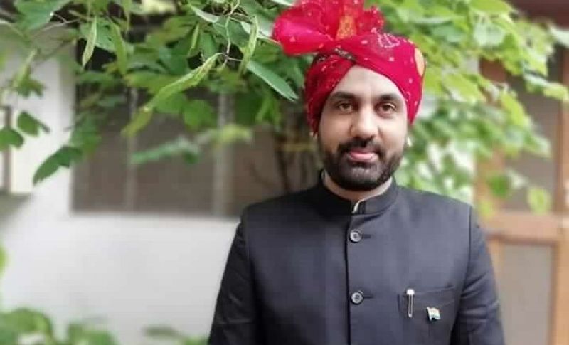 बता दें कि मुख्य सचिव इकबाल सिंह बैंस के बेटे अमनवीर 2013 बैच के IAS अफसर हैं। बैतूल का कलेक्टर से पहले वह नगर निगम सतना में आयुक्त पर अपनी सेवाएं दे रहे थे। मध्य प्रदेश में ऐसा पहली बार हुआ है जब किसी IAS अफसर के मुख्य सचिव रहते उनका बेटा कलेक्टर बना है।