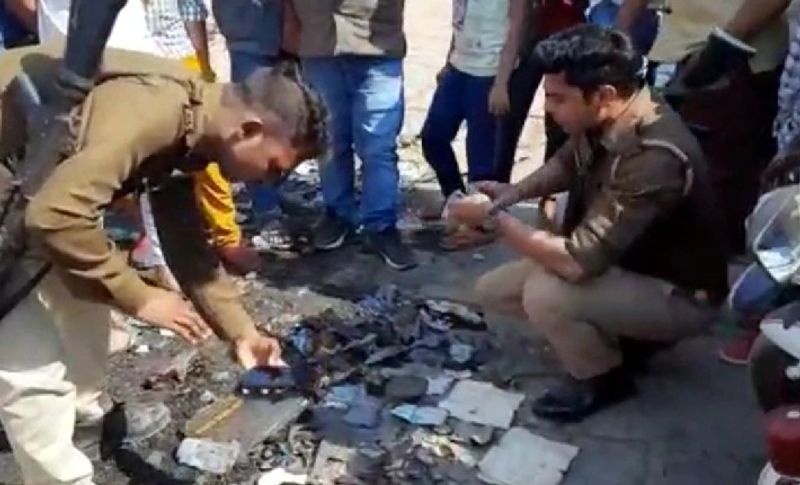 मामले की जानकारी मिलते ही मौके पर पुलिस ने पहुंच कर जांच शुरू कर दी है। पुलिस इस मामले में यह जांच कर रही है कि आखिर इतना पैसा इस युवक के पास कहां से आया। एक पागल कैसे लाखों रुपए या सोने-चांदी के गहने रखे हुए था। कहीं यह सब चोरी का माल तो नहीं है। पुलिस और प्रशासन कुछ भी बोलने और मुंह खोलने को तैयार नहीं है।