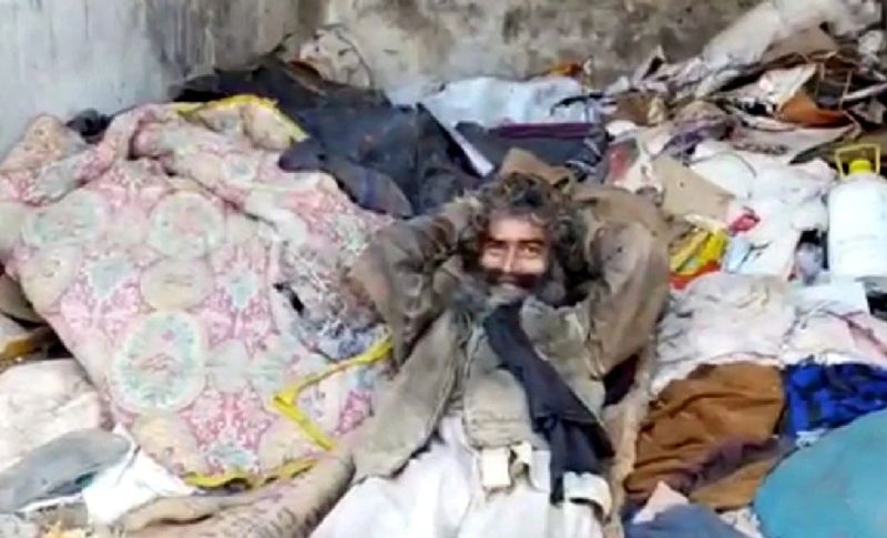 कूड़े के ढेर में लाखों की नकदी जल दने के बाद यह युवक हंसी के ठहाके लगा रहा था। कहता कि मैं क्या करूं मुझे ठंड इतनी तेज लग रही थी कि में क्या करता। शीतलहर से बचने के लिए ही मैंने यह उपाय किया है।

