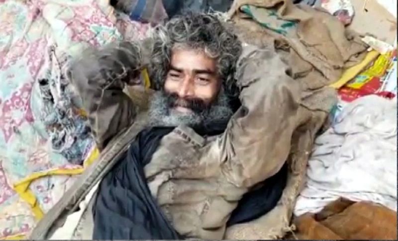 दरअसल, अजीबो-गरीब यह मामला बुंदेलखंड इलाके का है, जहां के इलाके में गरीबी देखने को मिलती है। महोबा शहर कोतवाली इलाके में सब्जी मंडी परिसर के बाहर एक शख्स ठंड से बचने के लिए लाखों रुपए के नोट में आग जलाकर अपने आप को सेंक रहा था।