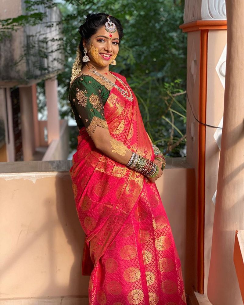 சன் தொலைக்காட்சியில் ஒளிபரப்பாகி வரும் நிலா தொடரில் இருந்து விலகுவதாக அஞ்சலி கதாபாத்திரத்தில் நடித்து வரும் சியமந்தா கிரண் தெரிவித்துள்ளது ரசிகர்கள், இல்லத்தரசிகளை அதிர்ச்சியில் ஆழ்த்தியுள்ளது. 