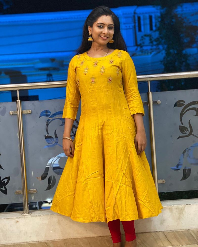 இதுகுறித்து இன்ஸ்டாகிராம் பக்கத்தில் பதிவிட்டுள்ள சியமந்தா கிரண் “அஞ்சலி இனி இல்லை. இந்த புகைப்படங்கள் அனைத்தும் பழைய நினைவுகள். நீலா சீரியலின் ஒரு பகுதியாக இருந்தது எனக்கு மிகச்சிறந்த அனுபவம். எனக்கு மிகவும் சவாலான கதாபாத்திரம் வழங்கப்படது. அதில் நான் வாழ்ந்ததில் மகிழ்ச்சி அடைகிறேன்! எல்லாவற்றிற்கும் என் குழுவிற்கு நன்றி. ஆம் அதிகாரப்பூர்வமாக இனி நான் அதில் இல்லை! உங்களின் அனைத்து ஆதரவிற்கும் நன்றி” என உருக்கமாக பதிவிட்டுள்ளார். 