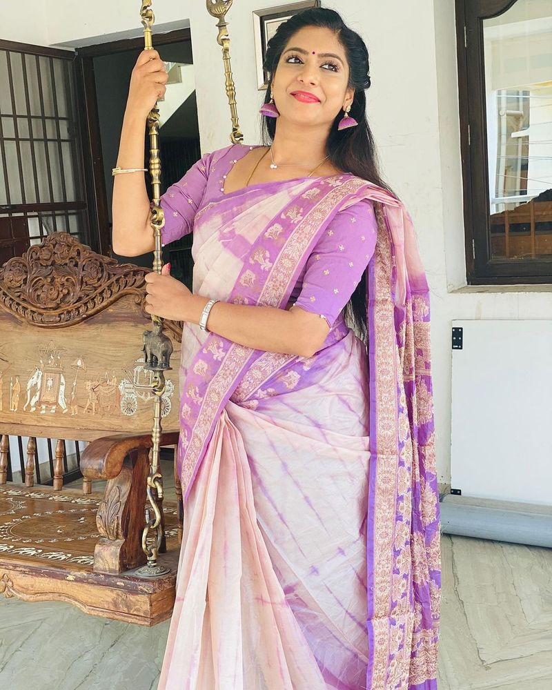 எதற்காக சீரியலில் இருந்து விலகினார் என எவ்வித காரணமும் சொல்லாமல் சியமந்தா கிரண் நிலா சீரியலில் இருந்து விலகியது பெரும் குழப்பத்தை ஏற்படுத்தியுள்ளது. அதேபோல் சியமந்தாவிற்கு பதிலாக அடுத்து யார் அஞ்சலி கேரக்டரில் நடிக்க உள்ளார்கள் என்ற ஆர்வமும் அதிகரித்துள்ளது. 