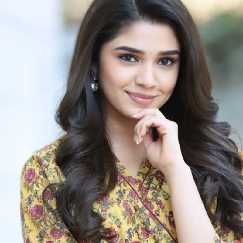 వైష్ణవ్తేజ్తో కలిసి కృతి శెట్టి నటించిన `ఉప్పెన` చిత్రం ఈ నెల 12న విడుదల కానుంది. అయితే ఈ సినిమా విడుదలకు ముందే ఈ అమ్మడికి అనేక ఆఫర్స్ వస్తున్నాయి. ఇప్పుడు నాని హీరోగా రూపొందే `శ్యామ్ సింగరాయ్`లో నటిస్తుంది. దీంతోపాటు సుధీర్బాబు, ఇంద్రగంటి మోహనకృష్ణ చిత్రంలో చేస్తుంది.