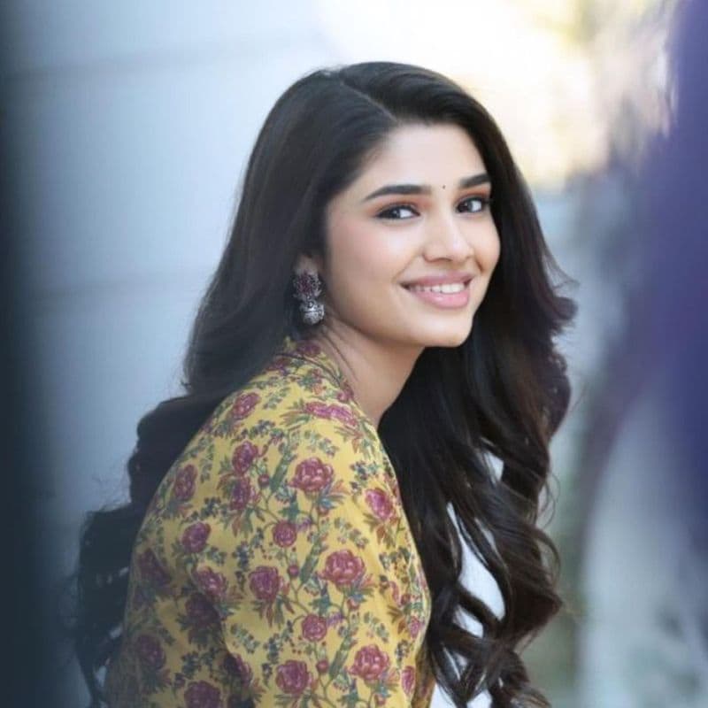 అలాగే అక్కినేని అఖిల్తోనూ ఓ సినిమా చేయబోతుందని తెలుస్తుంది. ప్రస్తుతం కృతితో చర్చలు జరుగుతున్నాయని అంటున్నారు. అంతేకాదు పలు పెద్ద సినిమాలు కూడా ఈ అమ్మడిని వెతుక్కుంటూ వస్తున్నాయని, దర్శక, నిర్మాతలు కృతి డేట్స్ కోసం వెయిట్ చేస్తున్నారని వార్త సోషల్ మీడియాలో హల్చల్ చేస్తుంది.