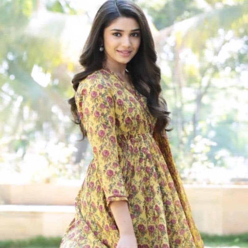 ఇదిలా ఉంటే తాజాగా మంగళవారం కృతి శెట్టి మీడియాతో ముచ్చటించింది. పలు ఆసక్తికర విషయాలను పంచుకుంది. మెగాస్టార్ చిరంజీవి `ఉప్పెన` ప్రీ రిలీజ్లో తనని కాబోయే స్టార్ అని ప్రశంసించడం తనకు దక్కిన బెస్ట్ కాంప్లిమెంట్ అని పేర్కొంది.