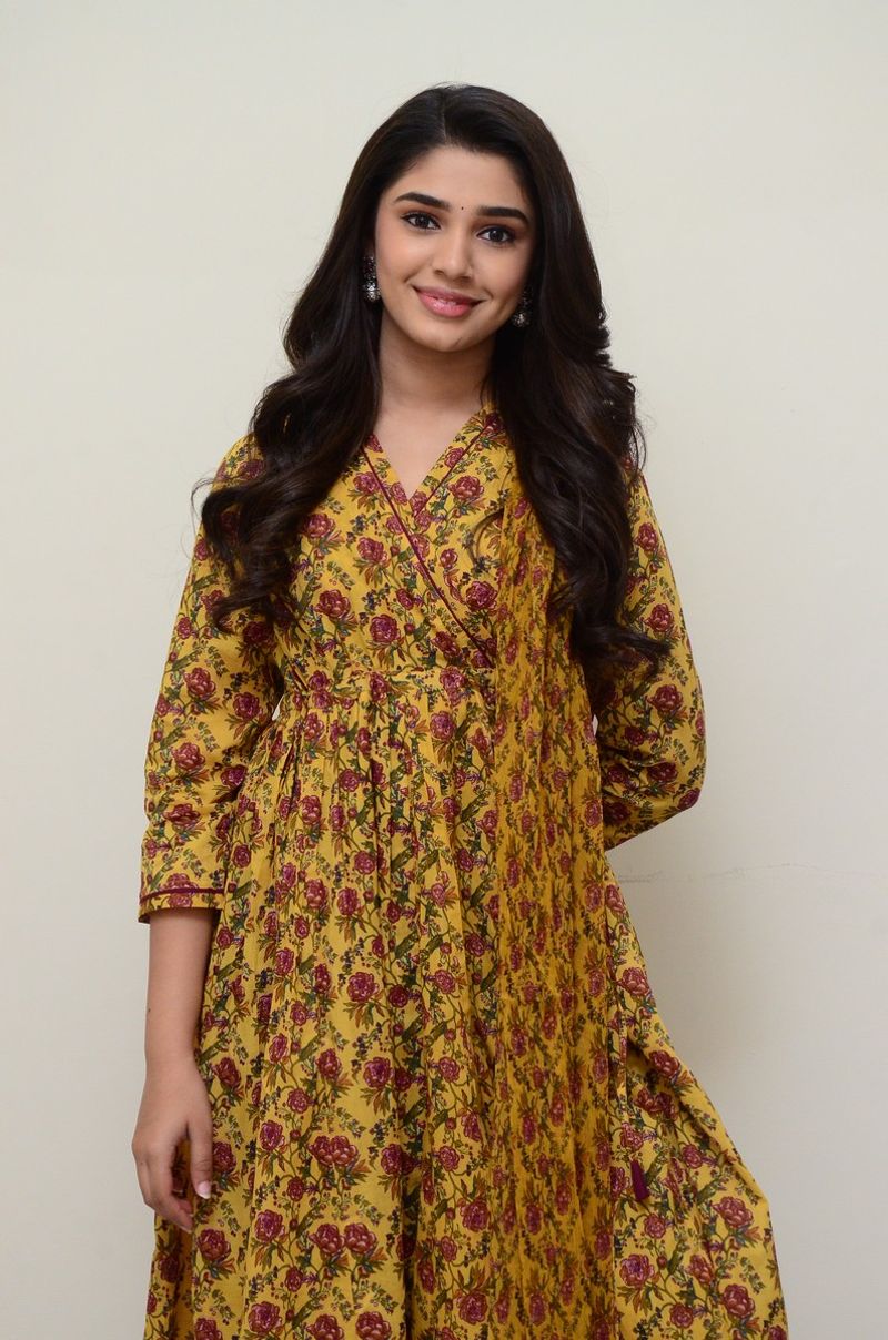 తన ఒరిజినల్ క్యారెక్టర్కి, `ఉప్పెన`లోని బేబమ్మ పాత్రకి పూర్తి భిన్నమని, బేబమ్మ చాలా హైపర్ యాక్టివ్ అని, ఆ పాత్రలో ఇన్వాల్వ్ అవ్వడానికి చాలా టైమ్ పట్టిందని, మొదట షూటింగ్ చాలా భయటపడ్డానని దర్శకుడు, నటుడు విజయ్ సేతుపతి బాగా సపోర్ట్ చేశారని చెప్పారు. ఆయన కొన్ని టిప్స్ కూడా ఇచ్చారట.