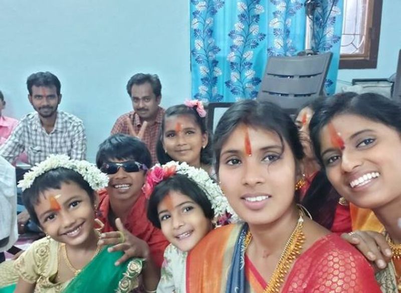 சமீபத்தில் குடும்பத்துடன் தாத்தாவின் குரு பூஜையில் கலந்து கொண்ட போது எடுத்து கொண்ட பேமிலி கிளிக்.