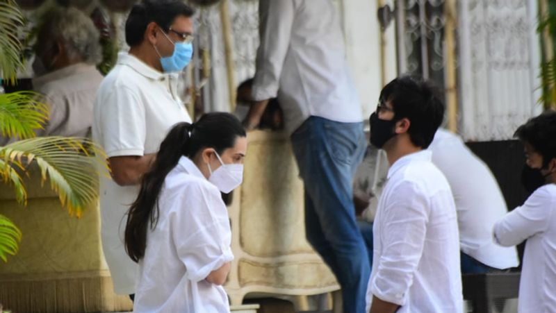 लेखक और डायरेक्टर रूमा जाफरी से बात करते रणबीर कपूर। साथ में करिश्मा कपूर भी।