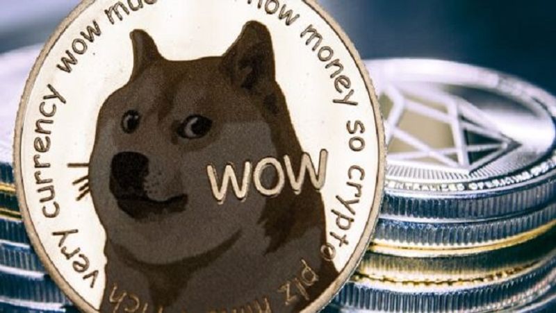 शुरुआती दौर में डॉजकॉइन (Dogecoin) को बिटकॉइन (Bitcoin) और इथेरियम (Etherium)) जैसी सफलता नहीं मिली। हालांकि, लॉन्च किए जाने के 72 घंटे के भीतर इस किप्टोकरंसी में 300 फीसदी की उछाल देखने को मिली थी। बता दें कि लिटकॉइन (Litcoin) और लकीकॉइन (Luckycoin) क्रिप्टोकरंसी में भी डॉजकॉइन के पासवर्ड पर आधारित स्क्रिप्ट टेक्नोलॉजी का इस्तेमाल किया जाता है। वहीं, बिटकॉइन में एसएचए-256 इनक्रिप्शन तकनीक का इस्तेमाल किया जाता है। (फाइल फोटो)
